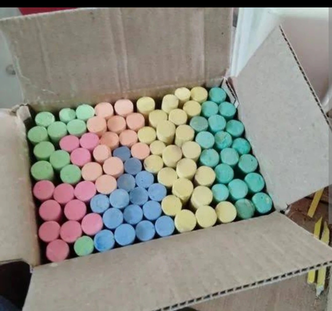 Multicoloured chalk carton assortment